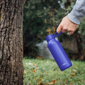 Quokka Solid With Strap nerūdijančiojo plieno termo gertuvė, 510 ml, Dusk Blue