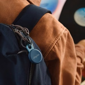 „Chipolo LOOP“ – įkraunamas „Bluetooth“ sekiklis su silikonine kilpa, skirtas „iOS“ ir „Android“ įrenginiams, tamsiai mėlynos spalvos
