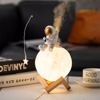 Mėnulio stalo lempa / drėkintuvas ASTRONAUTAS sėdintis Art Deco (modelis 5) AFSH