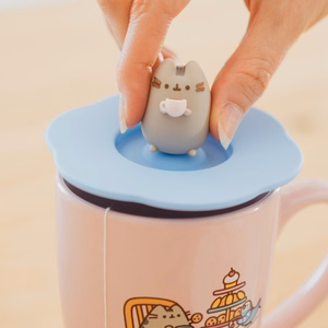 Pusheen – keraminis puodelis su silikoniniu dangteliu ir 3D figūrėle, 350 ml