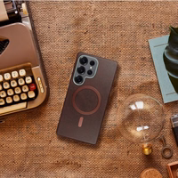 Dėklas "Gentelman Mag Cover" skirtas iPhone 17 rudas