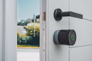 Yale Linus Smart Lock L2 Lite - умный дверной замок черный