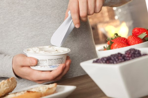 Quirky Scoop 2-in-1 matavimo samtelis ir tepimo mentelė, baltas