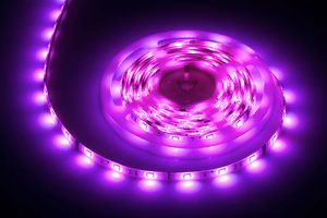 Apšvietimo rinkinys su 5050 SMD LED juosta (150 LED), maitinimo šaltiniu ir spalvų valdikliu