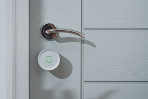 Yale Linus Smart Lock L2 Lite - išmanioji durų spyna sidabrinė
