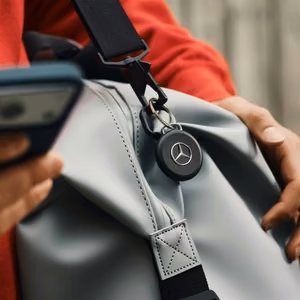 „Chipolo LOOP Mercedes“ – įkraunamas „Bluetooth“ sekiklis su silikonine kilpa, skirtas „iOS“ ir „Android“ įrenginiams, juodos spalvos