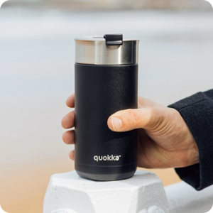 Quokka Boost Coffee Tumbler nerūdijančiojo plieno termo puodelis su sieteliu, 400 ml, Anglies juoda