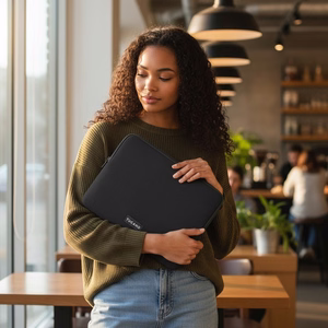 Tucano Colore2 neopreninis įmautės tipo dėklas, skirtas 13 col. MacBook Air (M5/M4/M3/M2/M1, 2026–2018), 13 col. MacBook Pro ir 12 col. nešiojamiesiems kompiuteriams, juodas