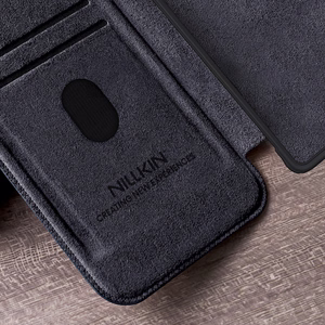 Nillkin Qin Pro dėklas telefonui Samsung Galaxy S25 Ultra su atvartu ir kameros dangteliu - Juodas