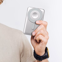 Dudao K29 10000mAh PD 20W Magnetinė išorinė baterija su metaliniu dėklu, stovu ir įmontuotais USB-C/Lightning kabeliais - sidabrinė