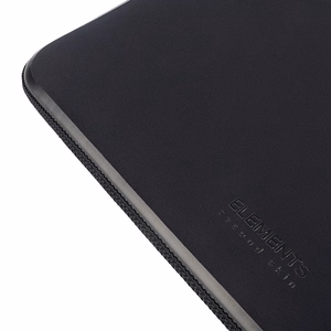 Juoda Tucano Elements 2 4 mm neopreno įmautė MacBook Air 13 col. (2018–2024), MacBook Pro 13 col. (2016–2022) ir 12 col. nešiojamiesiems kompiuteriams
