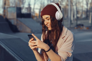 Kruger&Matz Street 3 Wireless belaidės ausis gaubiančios ausinės, juodos
