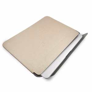 Guess Saffiano Script dėklas 13" nešiojamam kompiuteriui - auksinis