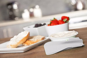 Quirky Scoop 2-in-1 matavimo samtelis ir tepimo mentelė, baltas
