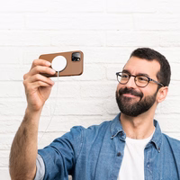 Dux Ducis Grit odinis dėklas iPhone 14 Plus Elegantiškas dirbtinės odos dėklas (MagSafe suderinamas) Rudas