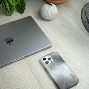 Incase Halo Case dėklas su MagSafe, skirtas iPhone 16, „Oil Slick Smoke“ spalvos