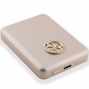 Guess MagSafe 4G Strassed Metal Logo indukcinė išorinė baterija 15W 5000mAh - auksinė