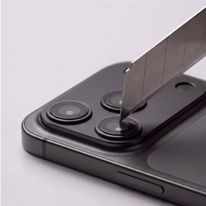 Juoda aliuminio ir grūdinto stiklo kameros modulio apsauga „Tech-Protect CamFull Fit+“, skirta „Apple iPhone 18 Pro“