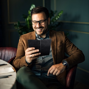 Universali knygos dėklas dydis M SAMSUNG S21 / NOTE / NOTE 2 / NOTE 3 / S10 / HUAWEI P30 Lite / P9 / P9 Lite / SONY XPERIA Z3 / Z4 / Z5 juodas