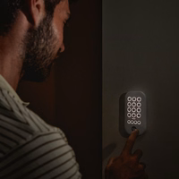 „Yale“ išmaniosios signalizacijos pradinis rinkinys 6 elementai - valdymo blokas, sirena, klaviatūra, nuotolinio valdymo pultas, judesio jutiklis, langų/durų jutiklis