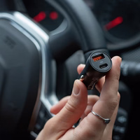 "Maxlife MXCC-04 PD QC automobilinis įkroviklis 1x USB-C 1x USB 20W juodas + USB-C - Lightning kabelis 27W