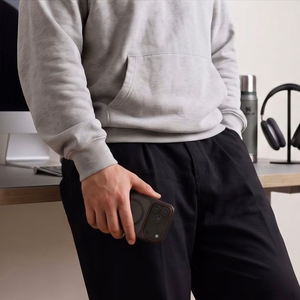 Tech-Protect MagCam MagSafe dėklas, skirtas iPhone 18 Pro / 17 Pro, matinis juodas ir raudonas