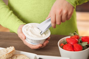 Quirky Scoop 2-in-1 matavimo samtelis ir tepimo mentelė, baltas