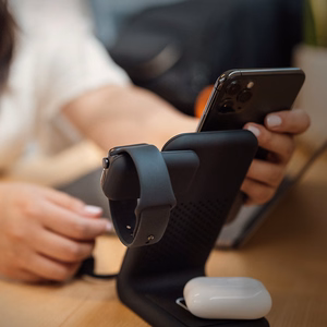 STM ChargeTree Swing 3-in-1 įkrovimo stotelė telefonui, AirPods ir Apple Watch, juoda
