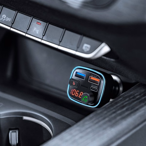 Automobilinis FM siųstuvas su Bluetooth, 2 USB prievadais ir USB-C