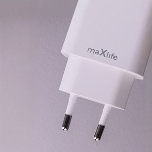 "Maxlife MXTC-06-20AC PD QC įkroviklis 1x USB-C 1x USB 20W baltas + USB-C - Lightning kabelis 20W