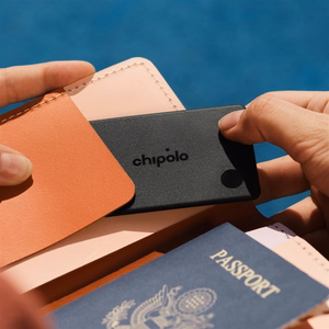 „Chipolo CARD & LOOP“ įkraunamas „Bluetooth“ sekiklis, skirtas „iOS“ ir „Android“ įrenginiams, anglies spalvos rinkinys