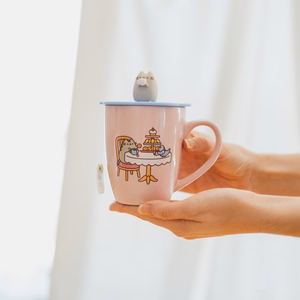 Pusheen – keraminis puodelis su silikoniniu dangteliu ir 3D figūrėle, 350 ml