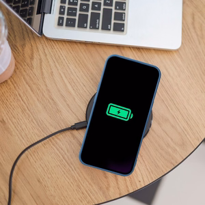 Silikoninis „Mag Cover“ dėklas, skirtas „iPhone 17 Pro Max / 18 Pro Max“, suderinamas su „MagSafe“, su didele kameros išpjova – tamsiai mėlynas
