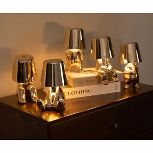 Stalo lempa prie lovos GOLD MAN Art Deco sėdinti (versija 6) MLTL