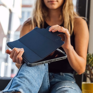 STM Dux Plus - patikimas dėklas, skirtas iPad 11" (2025) / 10.9" (2022) MIL-STD-810G su Apple Pencil laikikliu (juodas) EDU/COM versija