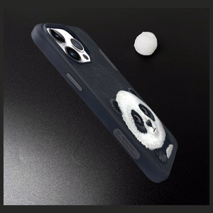 Nimmy Big Eyed Pet 2.0 Panda dėklas iPhone 15 Pro – juodas