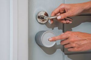Yale Linus Smart Lock L2 Lite - išmanioji durų spyna sidabrinė