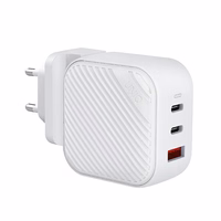 Uniq Verge Pro 66W GaN USB-C sieninis įkroviklis - baltas