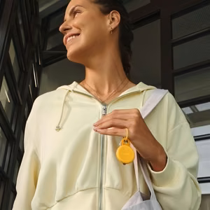 Chipolo LOOP – įkraunamas Bluetooth sekiklis su silikoniniu kilpeliu iOS & Android, Honey