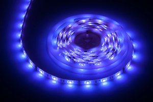 Apšvietimo rinkinys su 5050 SMD LED juosta (150 LED), maitinimo šaltiniu ir spalvų valdikliu