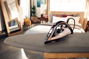 Tefal Ultimate Pure FV9845 – 3200 W steam iron with Durilium AirGlide Autoclean soleplate, black/copper