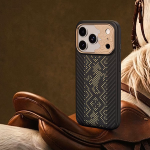 Juodas „Benks Magnetic Armor Pro Knight“ kevlaro dėklas su metaliniu rėmeliu (C.K.FL.AP.GD.B072), skirtas iPhone 18 Pro / iPhone 17 Pro su „Camera Control“ mygtuku