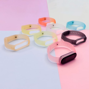 Silikoninis dirželis Xiaomi Mi Band 5 / 6 apyrankei - auksinis