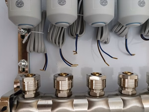 Grindinio šildymo kolektorius 8 kontūrų su terminėmis pavaromis NC AC230V ir debitomačiais