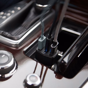 Nillkin Celerity 32 W automobilinis įkroviklis su 2 USB-A ir 1 USB-C jungtimi, sidabro spalvos