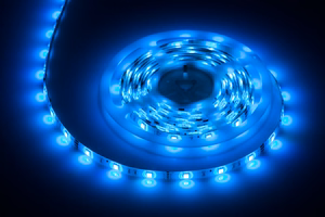 Apšvietimo rinkinys su 5050 SMD LED juosta (150 LED), maitinimo šaltiniu ir spalvų valdikliu