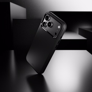 Pure Icon Magnetinis Pro skystas silikoninis dėklas iPhone 17 Pro, MagSafe suderinamas, su kameros apsauga ir aliuminio mygtukais - juodas