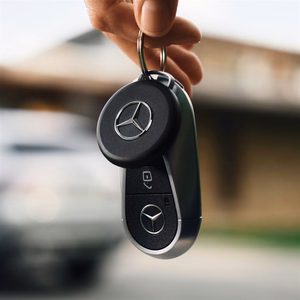 „Chipolo LOOP Mercedes“ – įkraunamas „Bluetooth“ sekiklis su silikonine kilpa, skirtas „iOS“ ir „Android“ įrenginiams, juodos spalvos