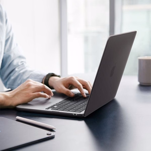 Spigen AirSkin dėklas, skirtas MacBook Air 13" 2023 / 2024 / 2025 / 2026 – pusiau skaidrus