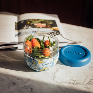Quokka Bubble Food Jar 770 ml maisto indas, mėlynų bijūnų raštas